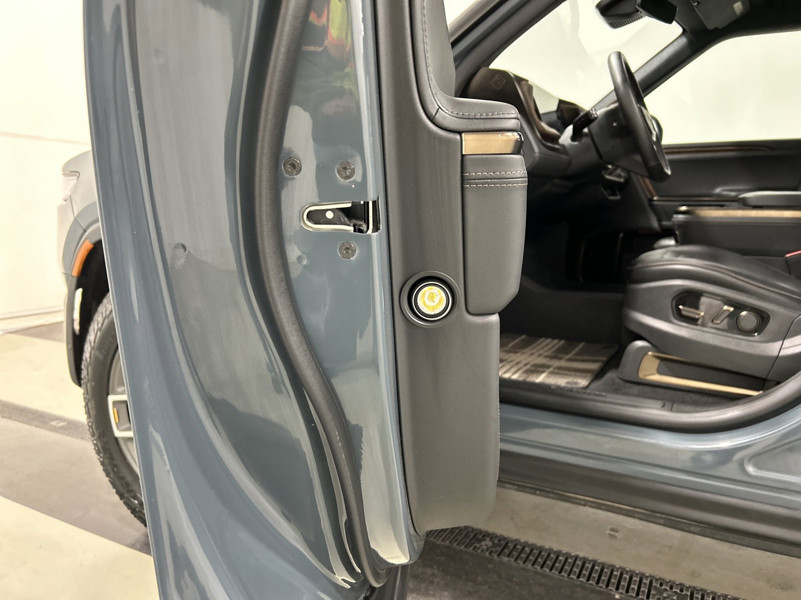 Used 2025 Rivian R1S Premium AWD/4WD image 32
