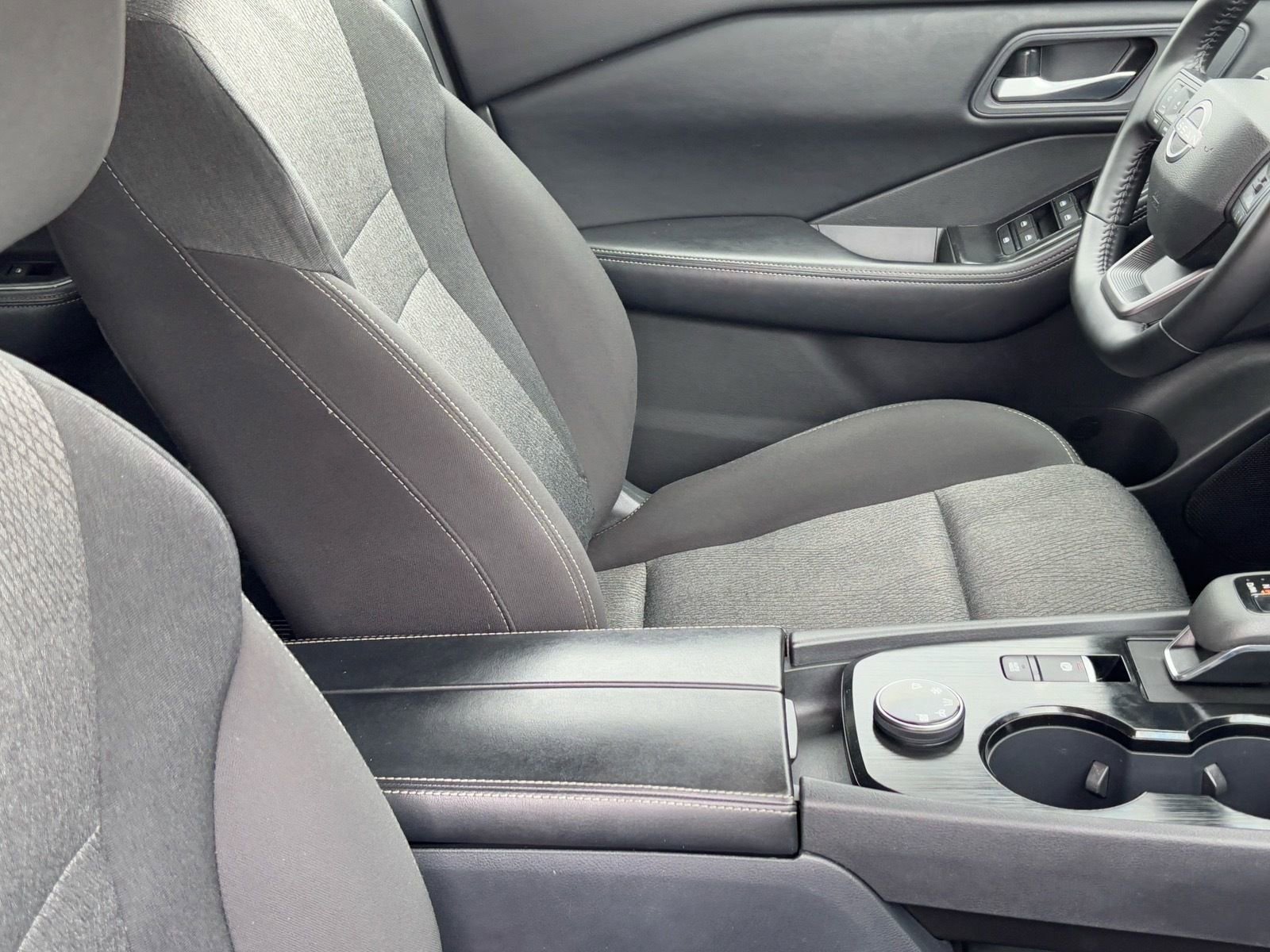 Used 2025 Nissan Rogue SV image 10