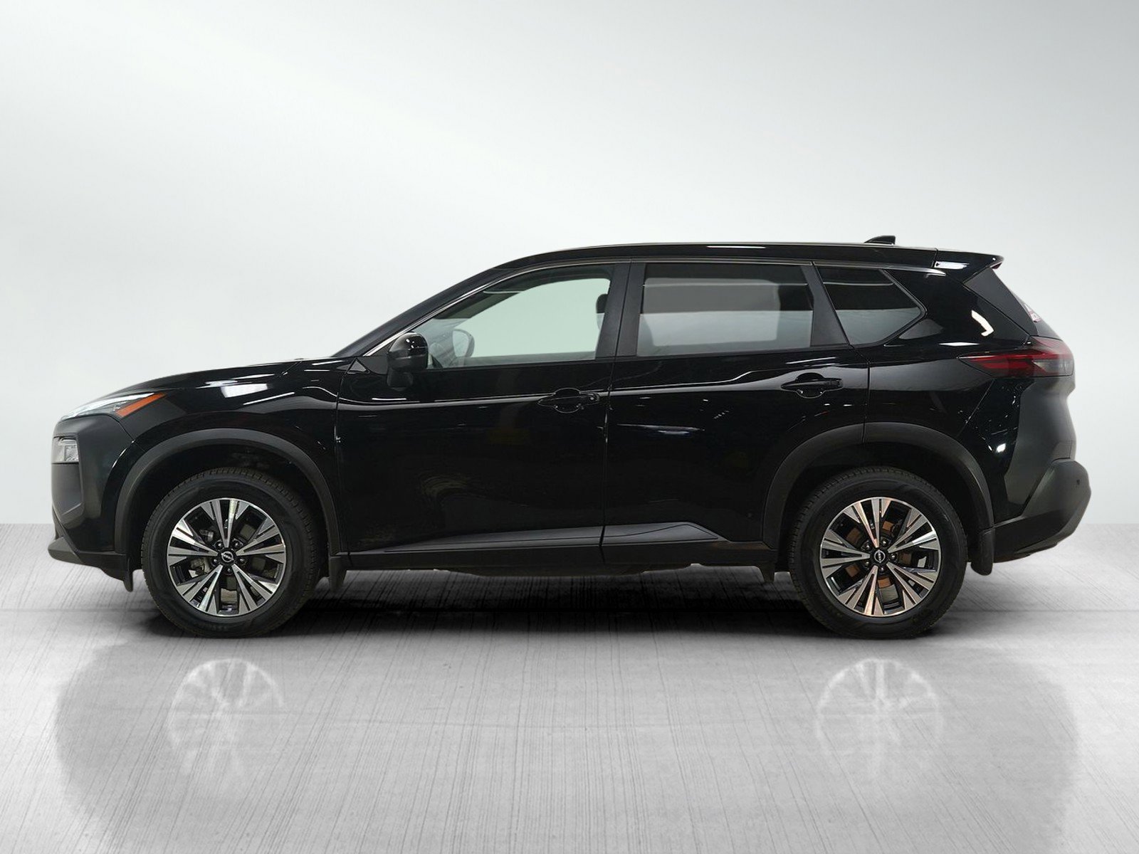 Used 2022 Nissan Rogue SV image 2