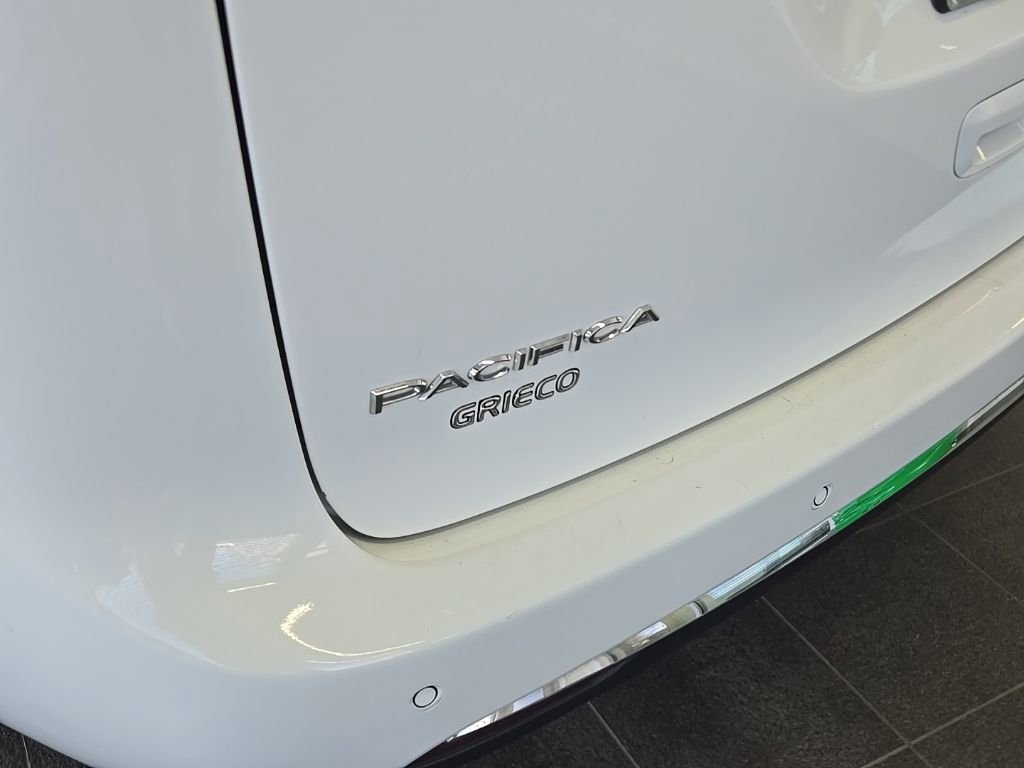 Used 2024 Chrysler Pacifica Touring-L image 11
