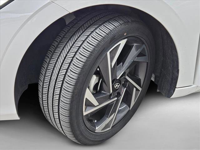 Certified 2025 Hyundai Elantra SEL image 21