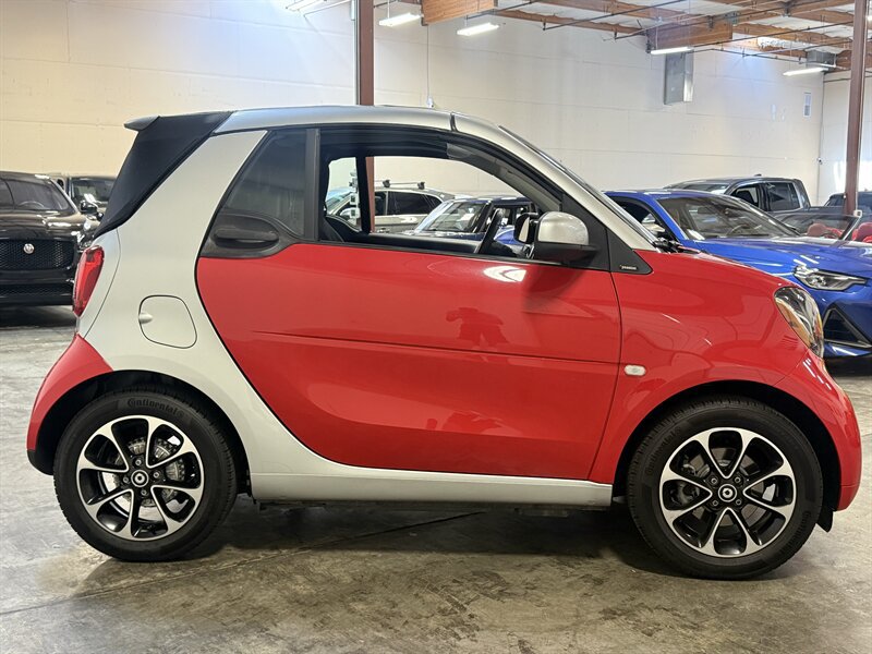 Used 2017 smart fortwo passion RWD image 35