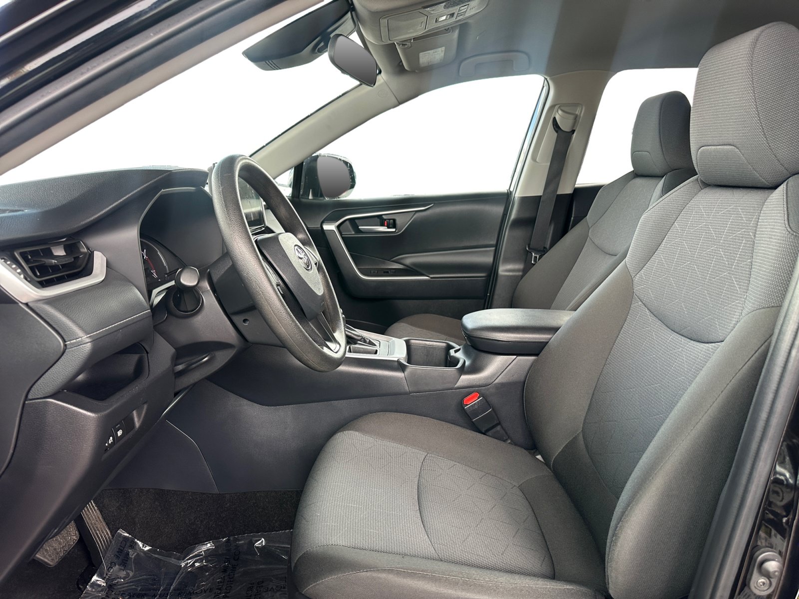 Used 2025 Toyota RAV4 XLE FWD image 9