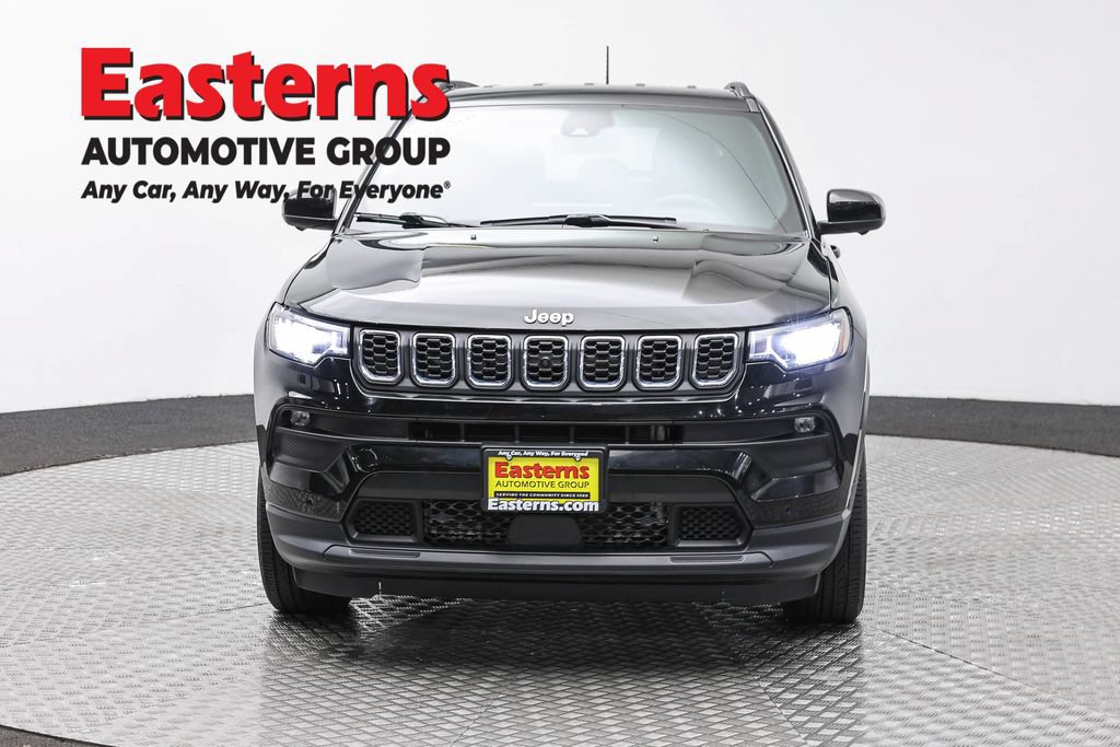 Used 2024 Jeep Compass Latitude AWD/4WD image 2