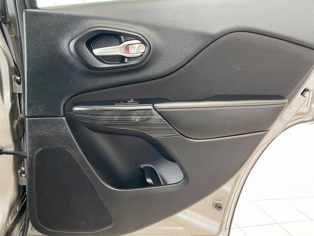 Used 2016 Jeep Cherokee Latitude w/ Cold Weather Group image 10