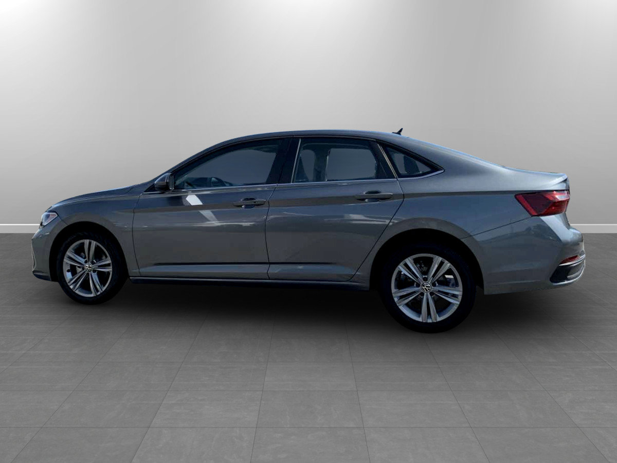 Used 2024 Volkswagen Jetta SE FWD image 4
