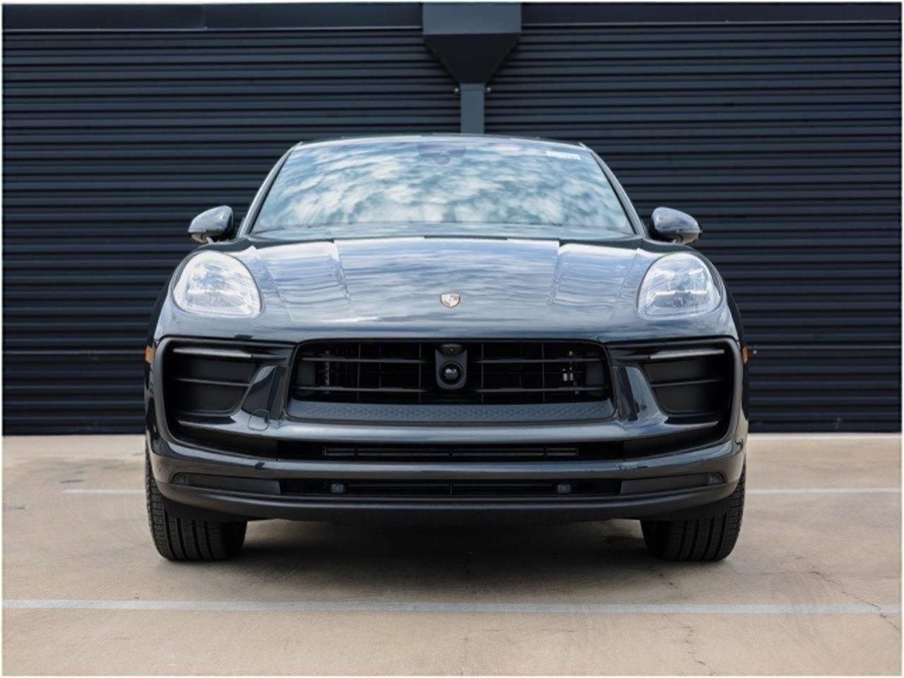 Certified 2025 Porsche Macan AWD/4WD image 10