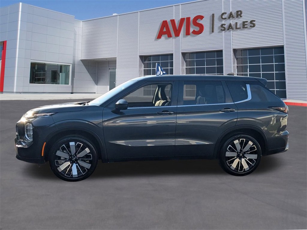 Used 2025 Mitsubishi Outlander SE image 11