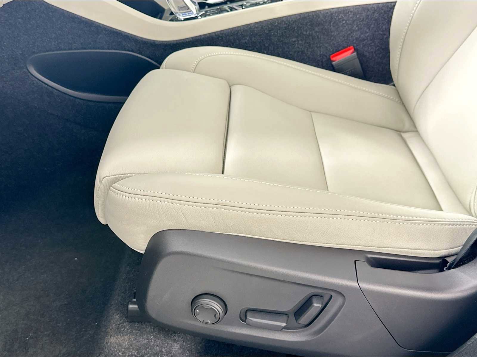 New 2026 Volvo XC40 B5 Ultra w/ Climate Package image 18