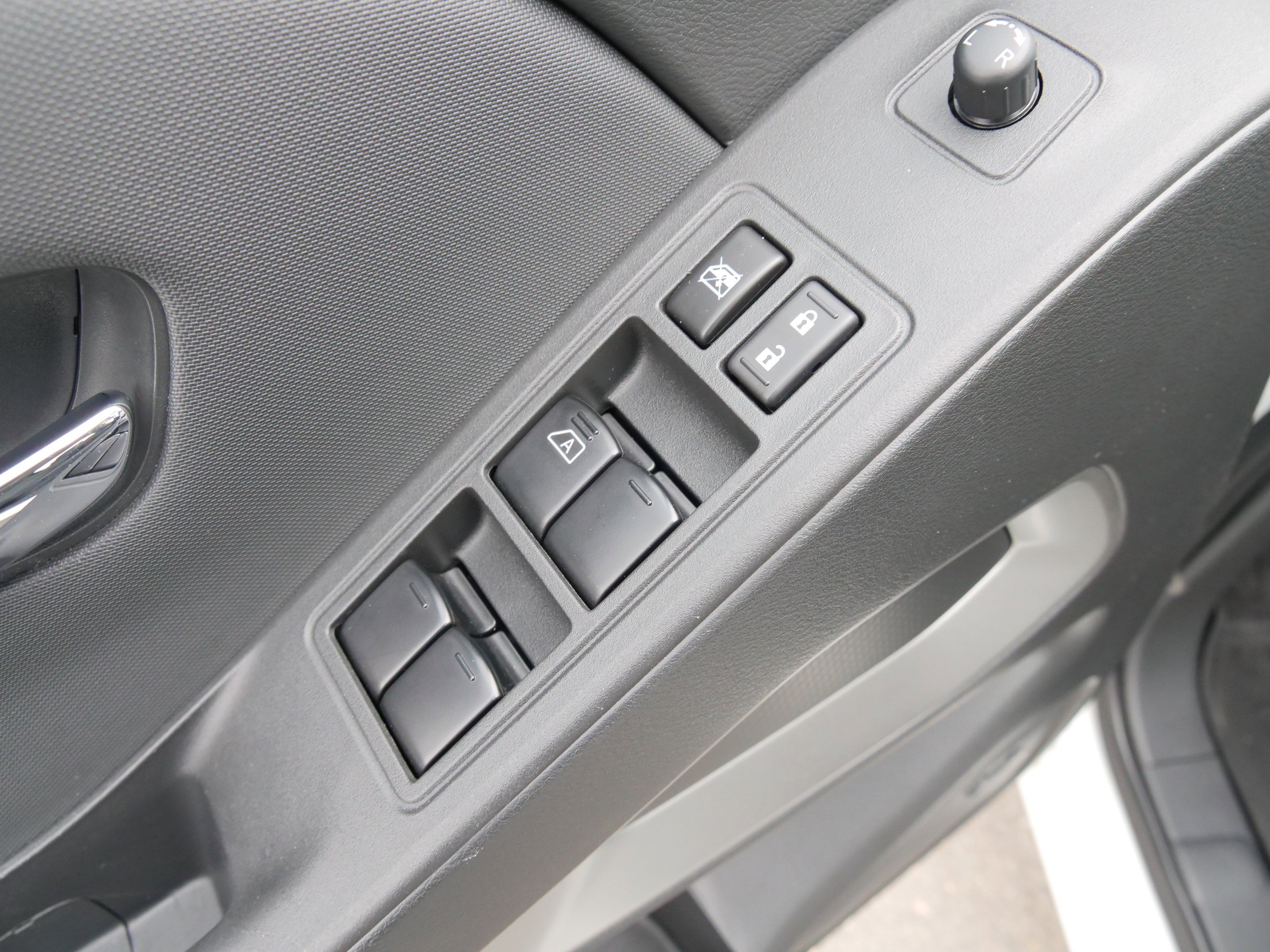 Used 2024 Nissan Frontier SV w/ SV Convenience Package image 18