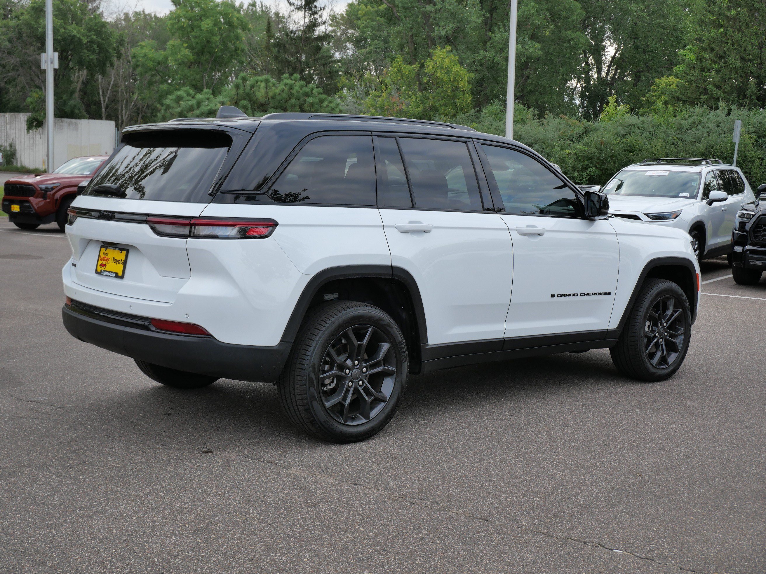 Used 2025 Jeep Grand Cherokee Limited AWD/4WD image 7