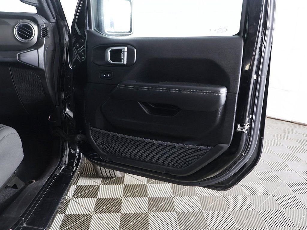 Used 2023 Jeep Wrangler Unlimited Sahara AWD/4WD image 19