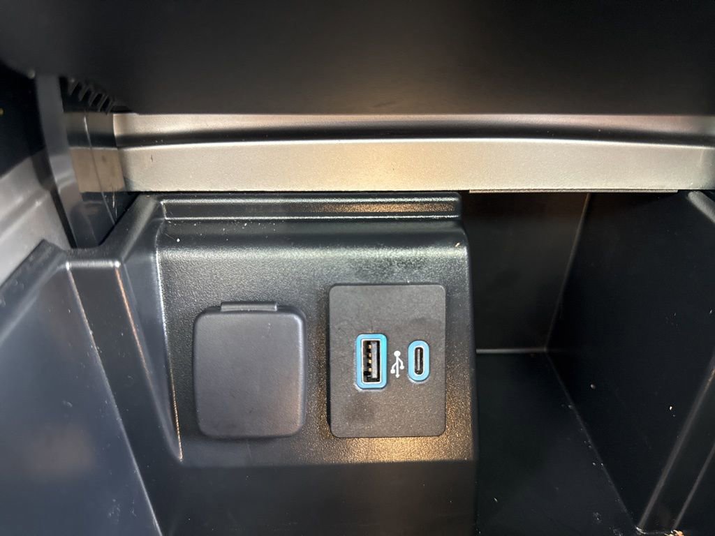 Used 2022 Ford Explorer XLT w/ Equipment Group 202A image 23