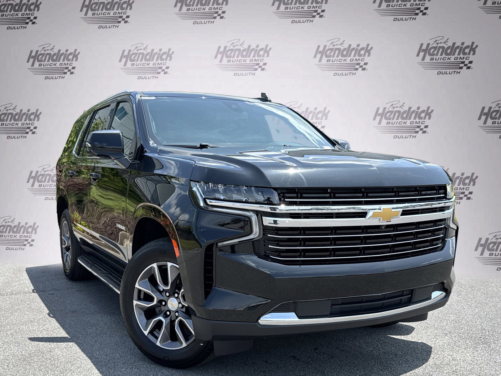 Used 2022 Chevrolet Tahoe LT w/ Luxury Package AWD/4WD image 2