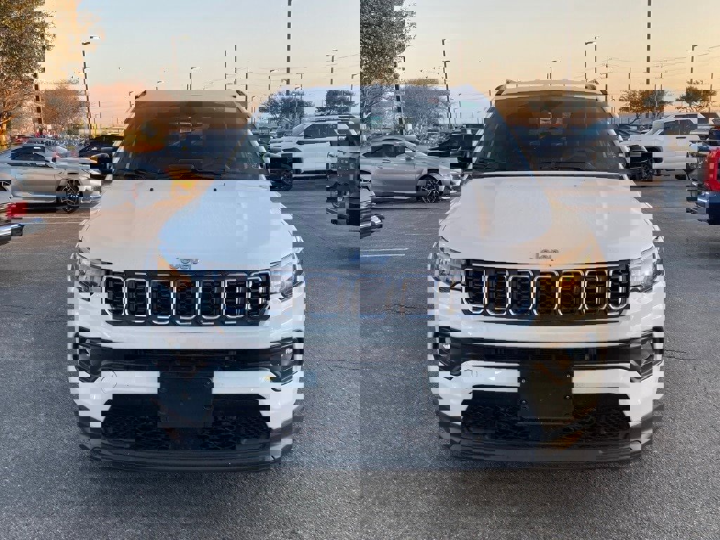 Used 2025 Jeep Compass Latitude image 2