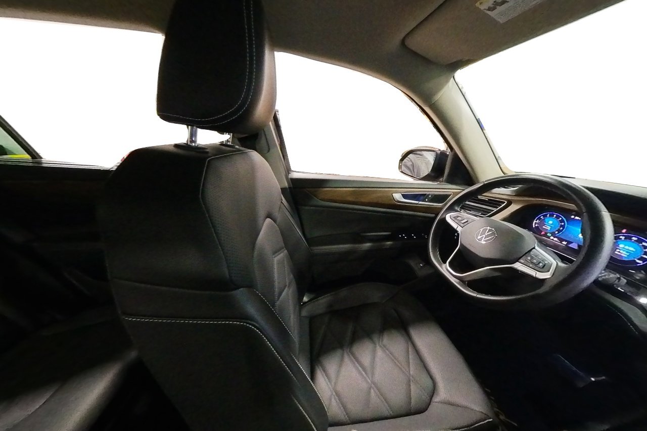Used 2025 Volkswagen Atlas SE image 43