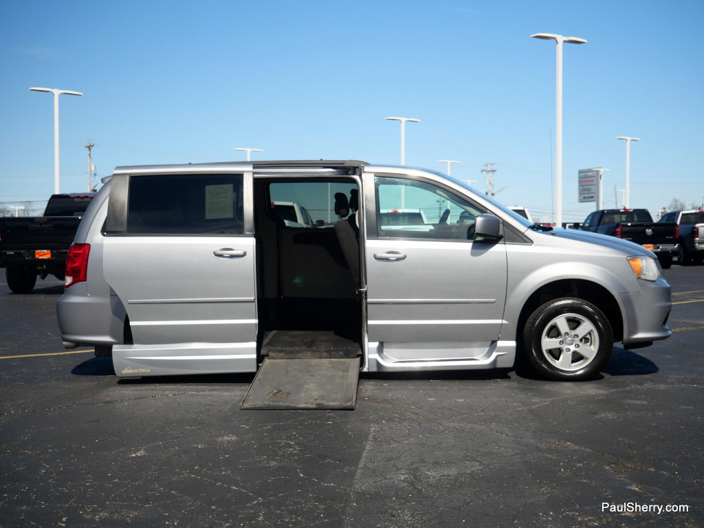 Used 2013 Dodge Grand Caravan SXT w/ Rear Park Assist Pkg FWD image 8