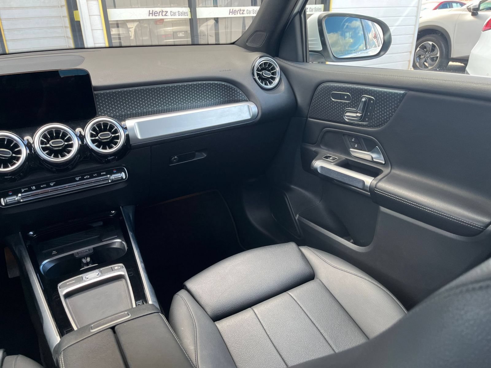 Used 2025 Mercedes-Benz GLB 250 4MATIC image 36