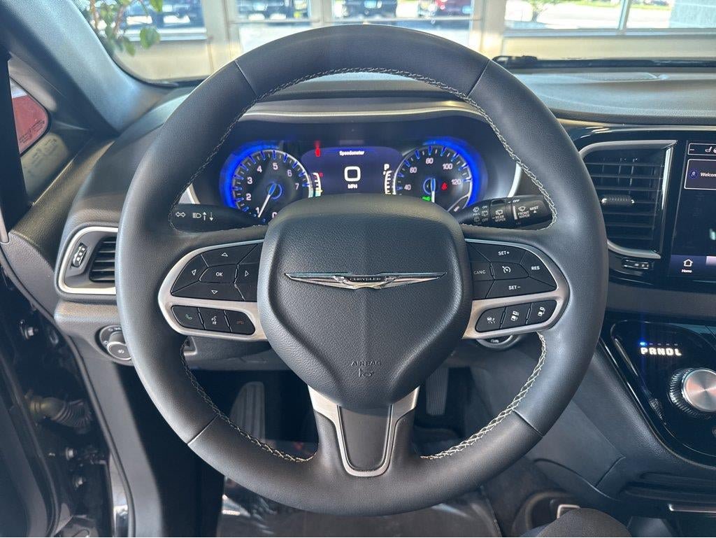 Used 2025 Chrysler Pacifica Select FWD image 21