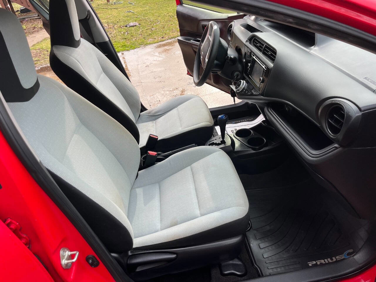 Used 2015 Toyota Prius C One image 5