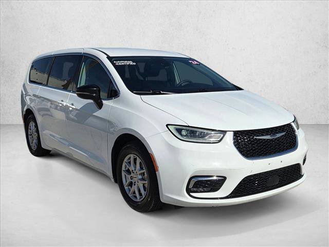Used 2024 Chrysler Pacifica Touring-L FWD image 3