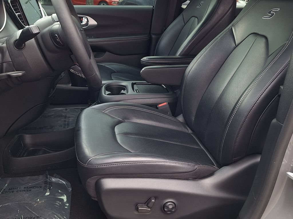 Used 2022 Chrysler Pacifica Touring-L w/ S Appearance Package FWD image 11