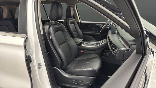 Used 2024 Lincoln Aviator AWD w/ Premium Package image 4