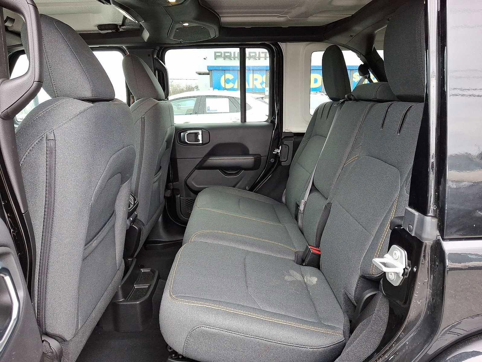 Used 2025 Jeep Wrangler Sahara image 29