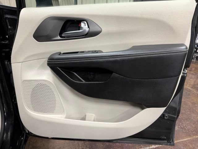 Used 2023 Chrysler Pacifica Touring-L FWD image 30