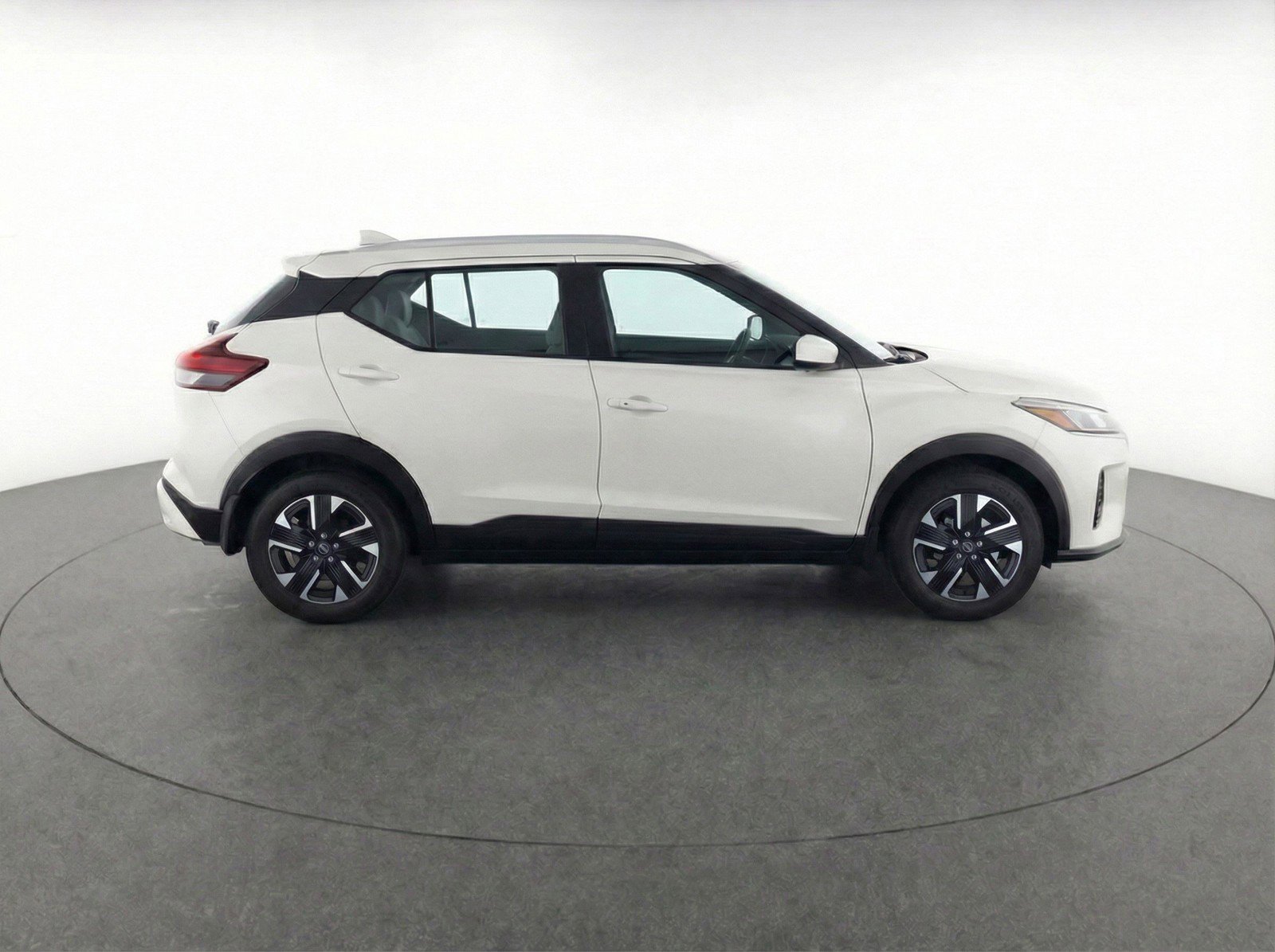 Used 2025 Nissan Kicks SV AWD/4WD image 11