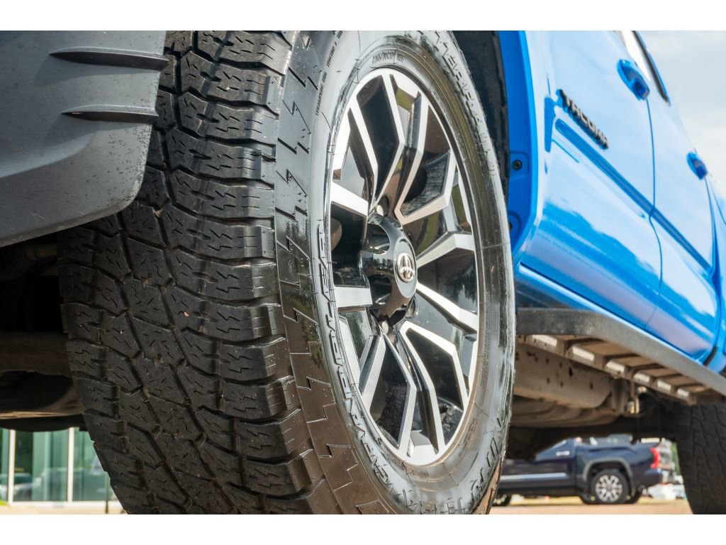 Used 2020 Toyota Tacoma TRD Sport w/ TRD Premium Sport Package AWD/4WD image 9