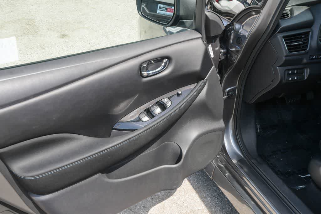 Used 2020 Nissan Leaf SV w/ SV Technology Package FWD image 26