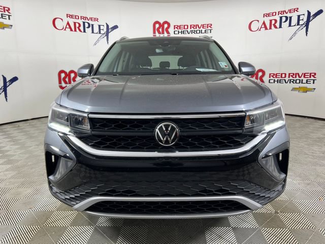 Used 2024 Volkswagen Taos SE FWD image 2