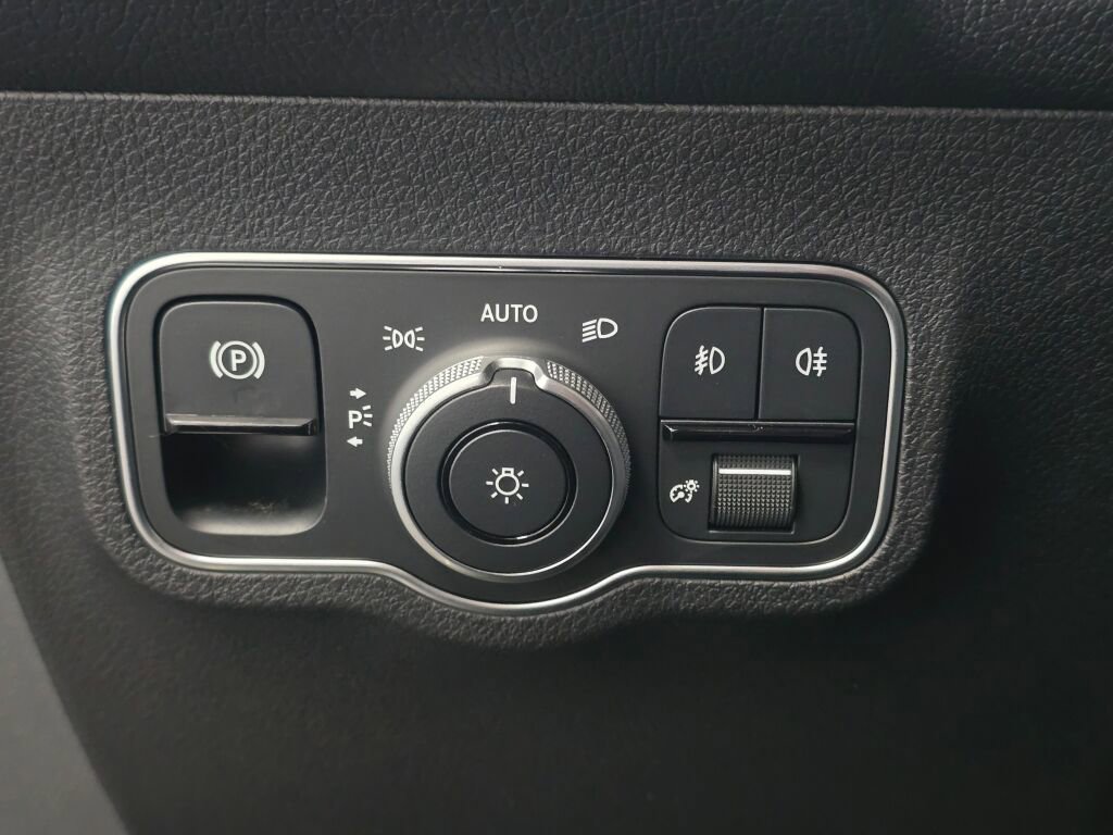 Used 2025 Mercedes-Benz GLB 250 4MATIC image 34