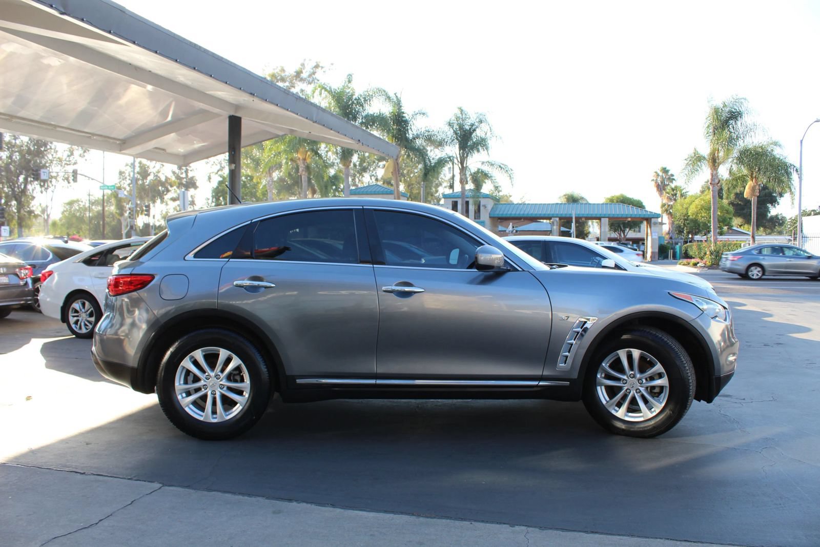 Used 2017 INFINITI QX70 2WD image 6
