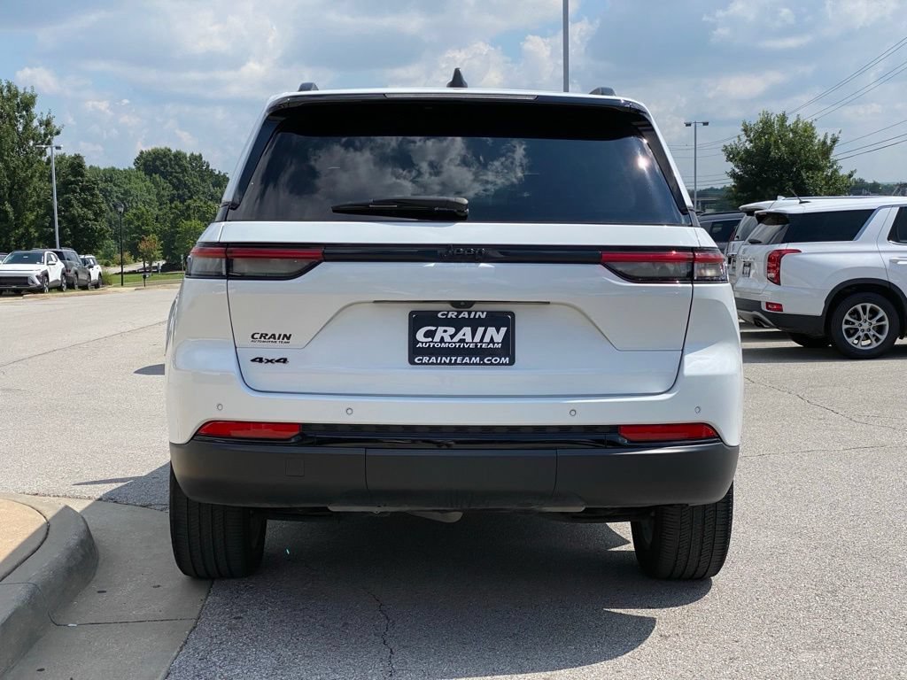 Used 2023 Jeep Grand Cherokee Altitude AWD/4WD image 6