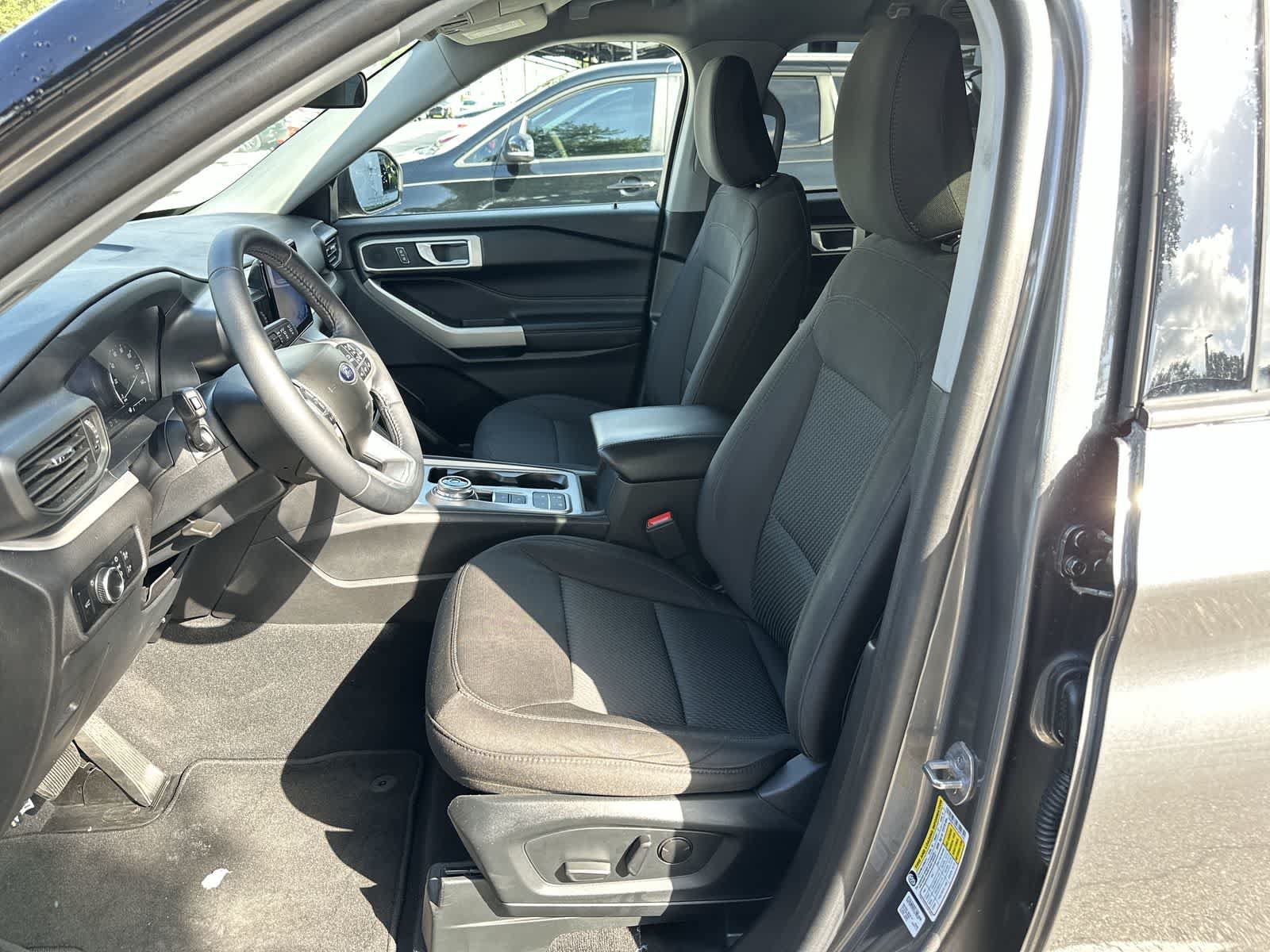 Used 2023 Ford Explorer XLT RWD image 3