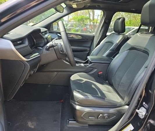 Used 2023 Jeep Grand Cherokee Altitude AWD/4WD image 3