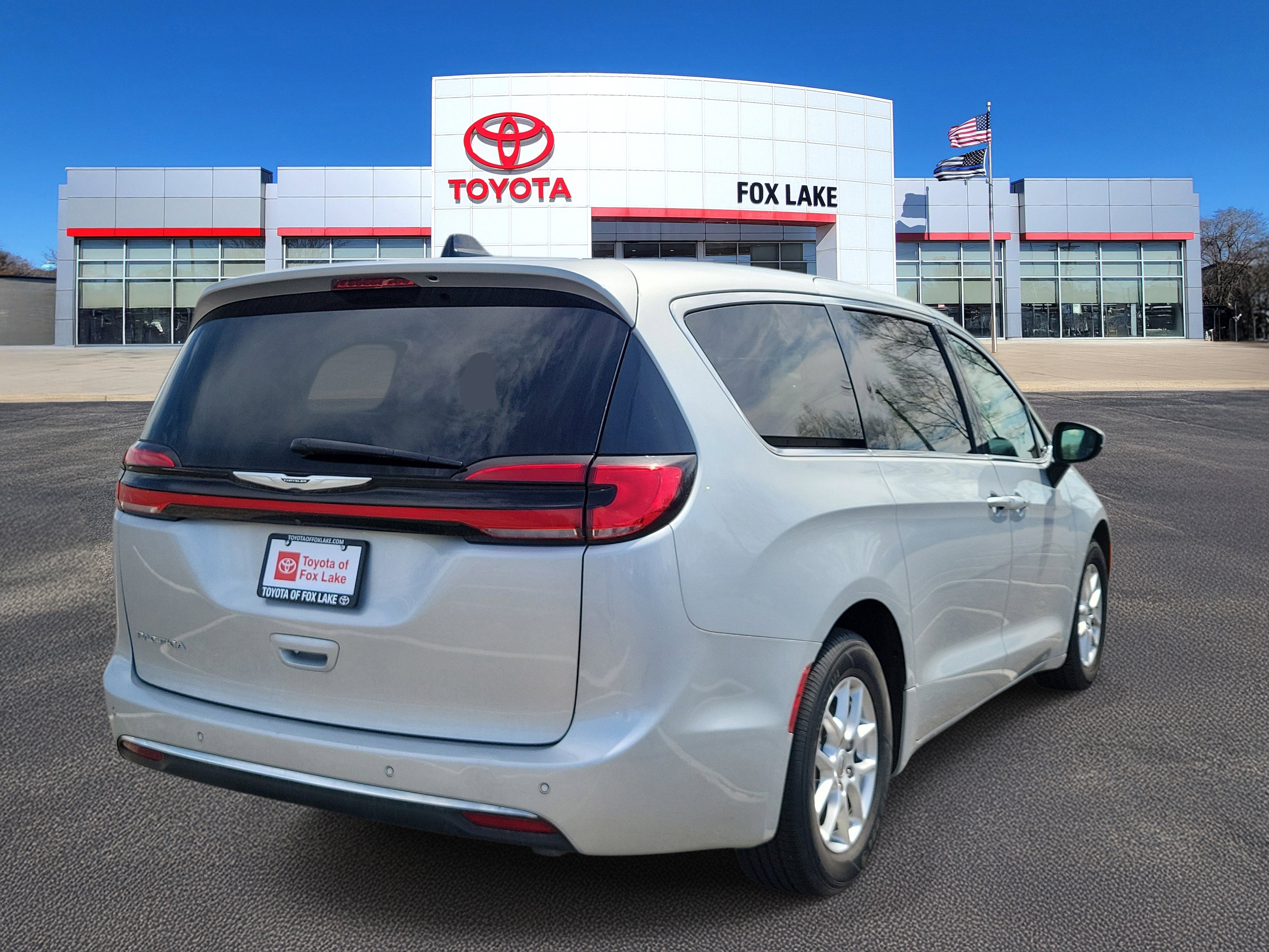 Used 2023 Chrysler Pacifica Touring-L image 4