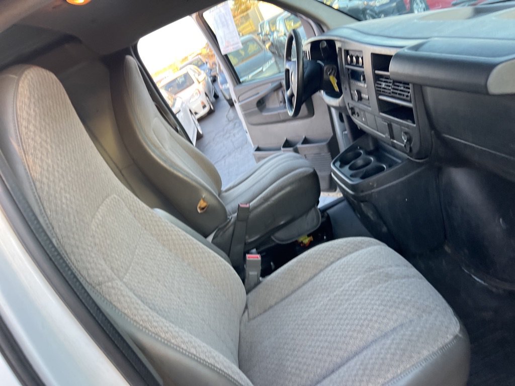 Used 2015 Chevrolet Express 2500 RWD image 15