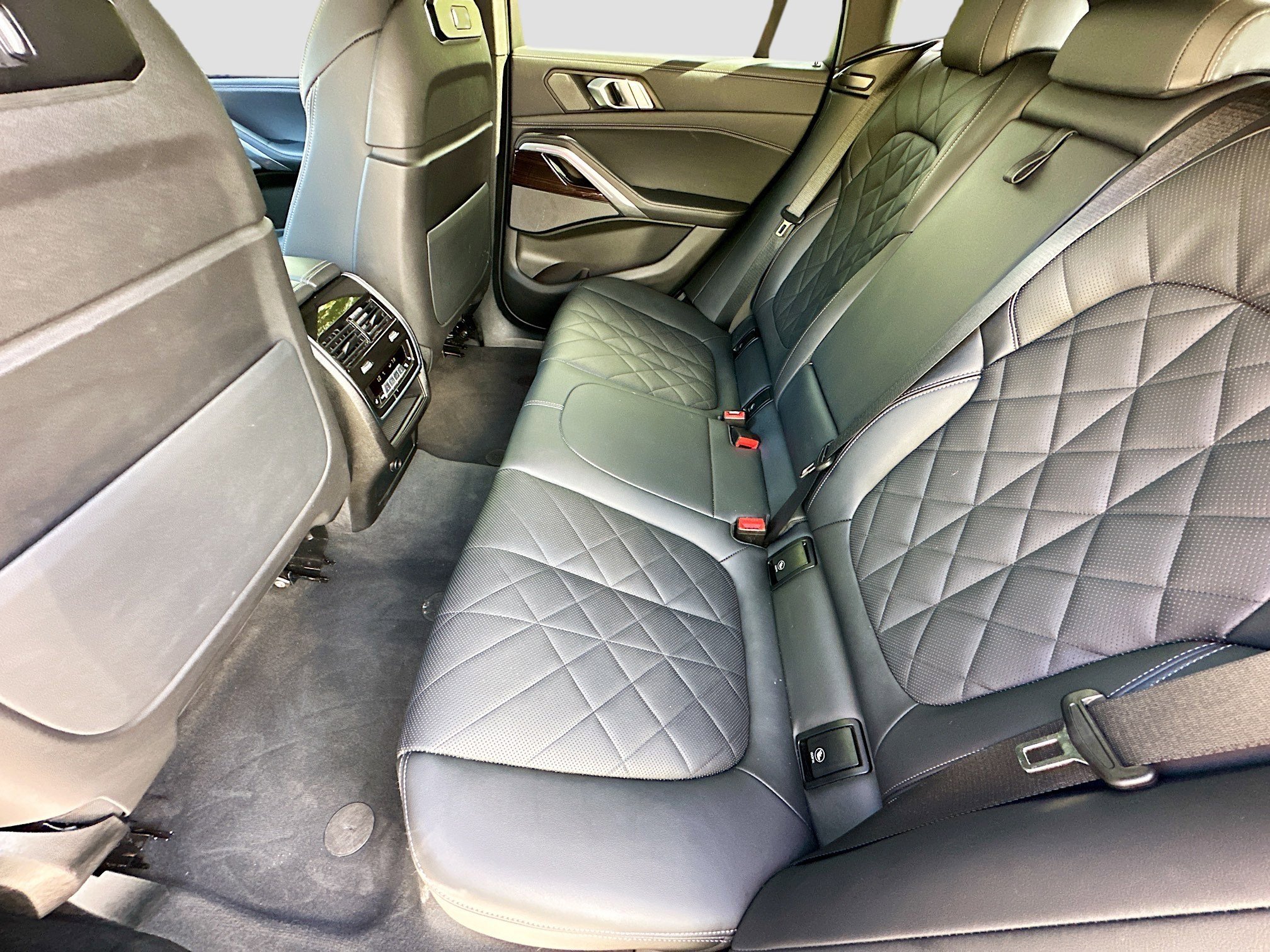 Used 2025 BMW X6 xDrive40i w/ Climate Comfort Package image 27