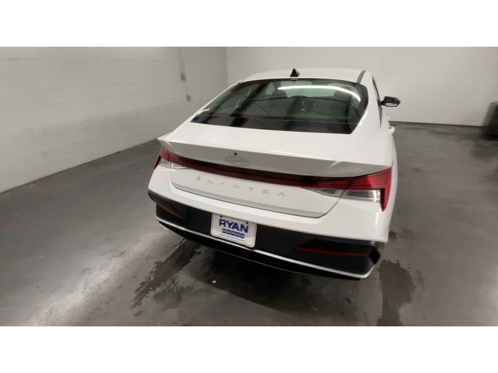 Used 2025 Hyundai Elantra SEL image 8