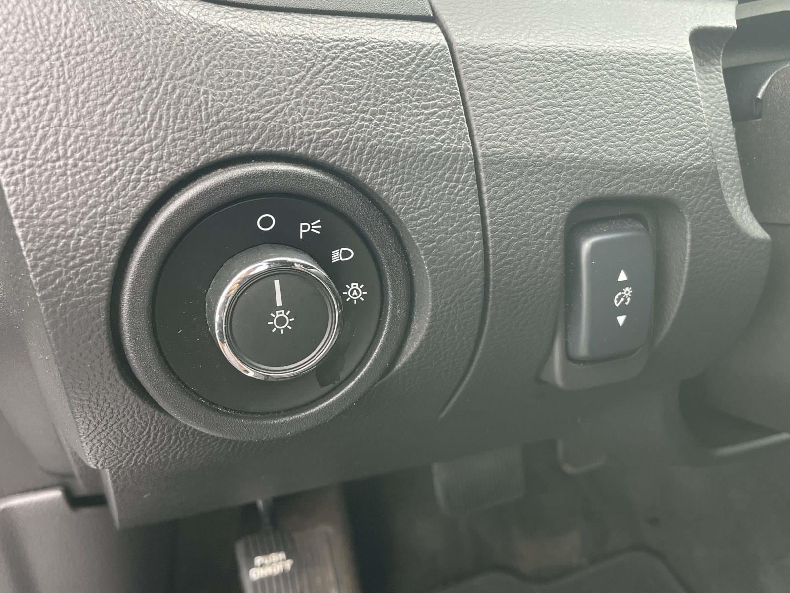 Used 2015 Ford Taurus SEL FWD image 18