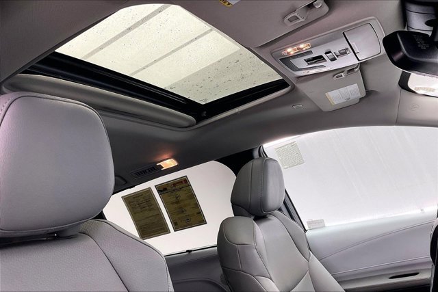 Used 2025 Toyota Sienna XLE image 25