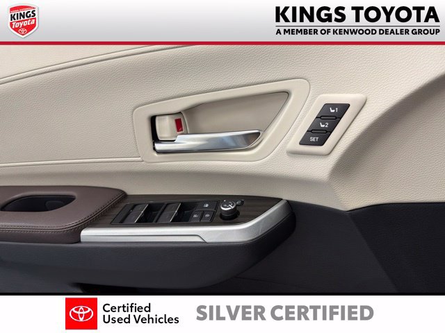 Used 2022 Toyota Sienna Platinum FWD image 32