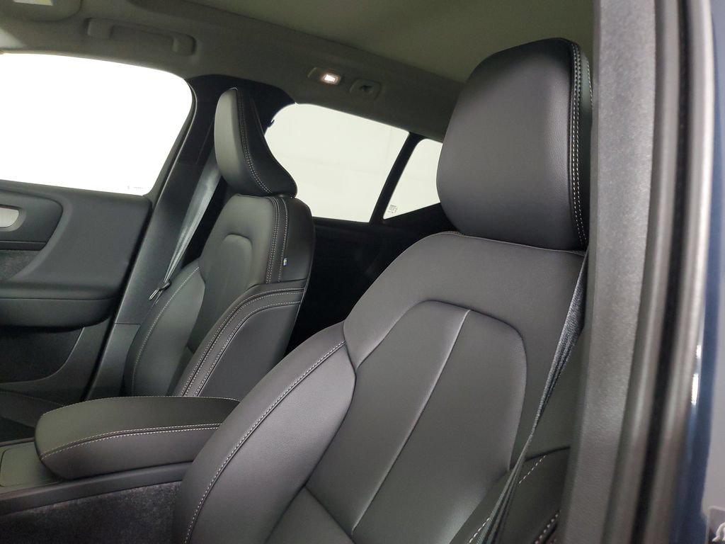 New 2026 Volvo XC40 B4 Core w/ Protection Package Premier FWD image 23