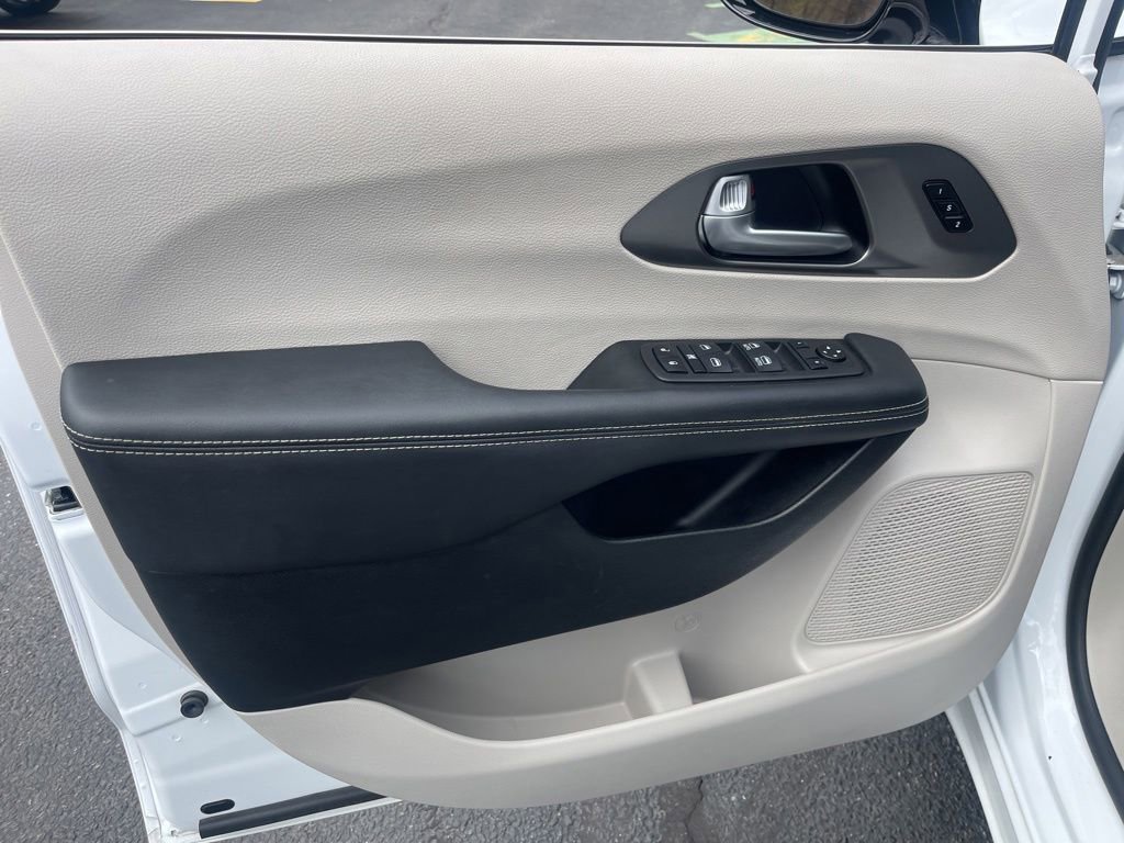 Used 2024 Chrysler Pacifica Touring-L FWD image 9