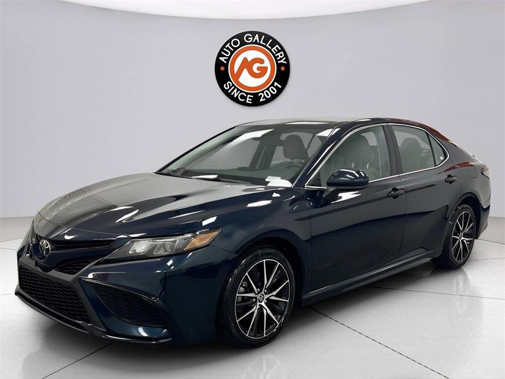 Used 2021 Toyota Camry SE image 3
