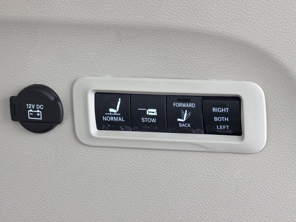 Used 2020 Chrysler Pacifica Limited image 38