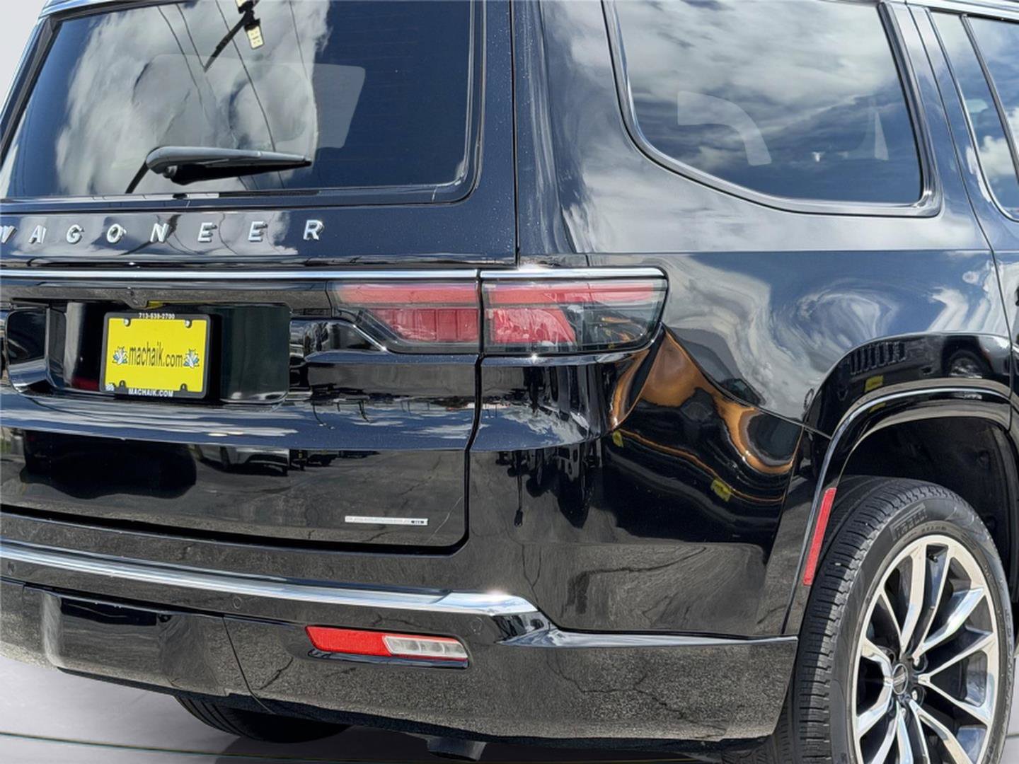 Used 2024 Jeep Wagoneer Series III w/ Premium Group I AWD/4WD image 10